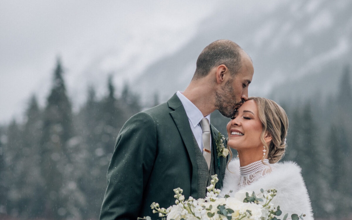 Sean & Erin // Snowy December Wedding in Snoqualmie, Washington