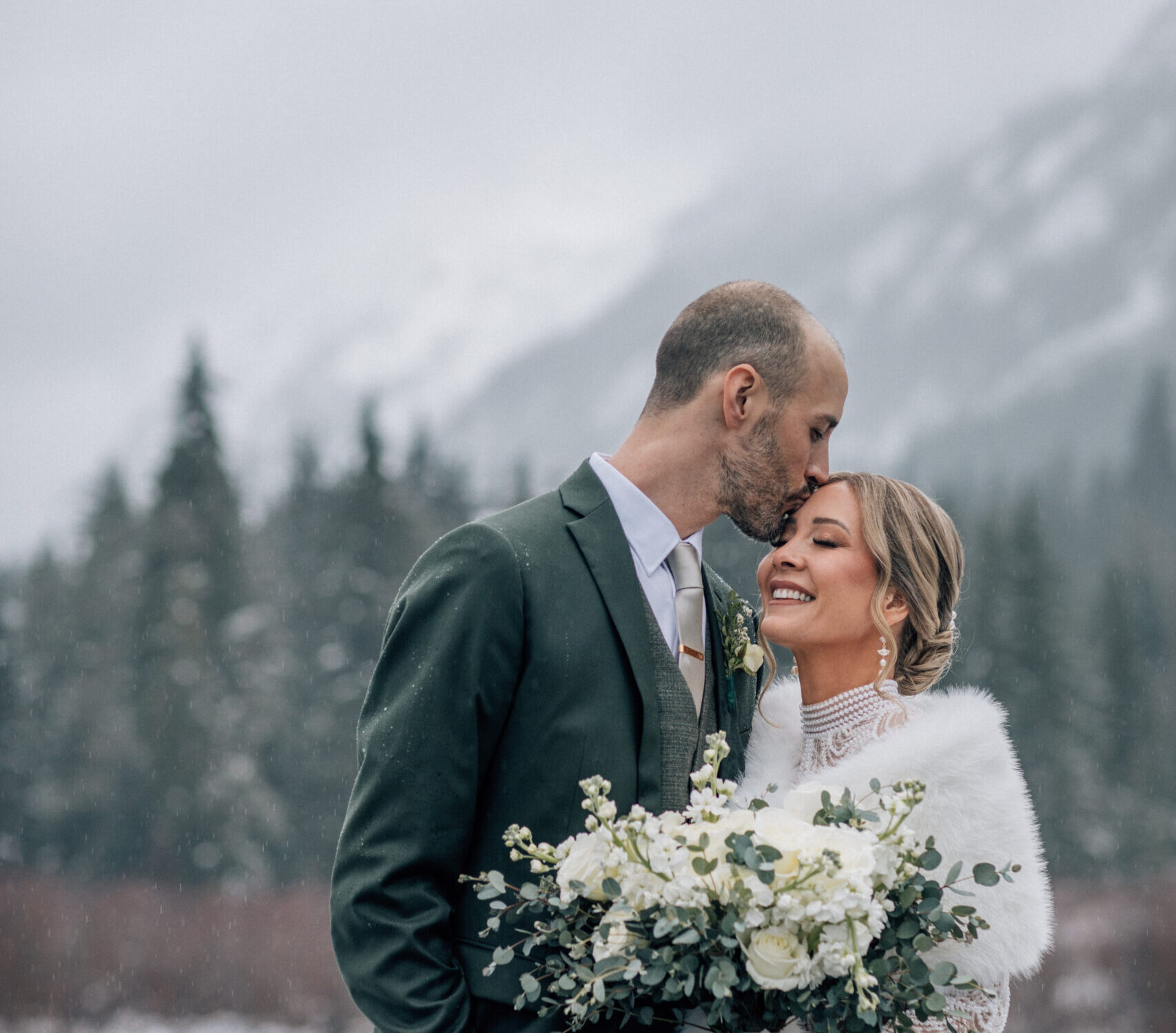 Sean & Erin // Snowy December Wedding in Snoqualmie, Washington