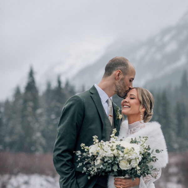 Sean & Erin // Snowy December Wedding in Snoqualmie, Washington